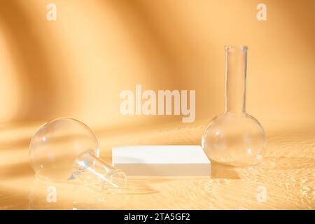 Der orangefarbene Hintergrund war mit einem leeren Podium und zwei Flachbodenflaschen aus florenz versehen. Konzeptszene Bühnenpräsentation für neues Produkt, Promotion-Verkauf, Kosmetik Stockfoto