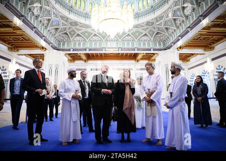 Maskat, Oman. November 2023. Bundespräsident Frank-Walter Steinmeier und seine Ehefrau Elke Büdenbender (beide M) besuchen die Sultan-Qabus-Großmoschee. Omans Hauptmoschee gilt als eines der wichtigsten Gebäude des Landes und als eine der größten Moscheen der Welt. Bundespräsident Steinmeier und seine Frau werden das Sultanat Oman im Rahmen ihrer viertägigen Reise in den Nahen Osten besuchen. Sie reisen dann weiter nach Katar. Quelle: Bernd von Jutrczenka/dpa/Alamy Live News Stockfoto