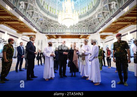 Maskat, Oman. November 2023. Bundespräsident Frank-Walter Steinmeier und seine Ehefrau Elke Büdenbender (beide M) besuchen die Sultan-Qabus-Großmoschee. Omans Hauptmoschee gilt als eines der wichtigsten Gebäude des Landes und als eine der größten Moscheen der Welt. Bundespräsident Steinmeier und seine Frau werden das Sultanat Oman im Rahmen ihrer viertägigen Reise in den Nahen Osten besuchen. Sie reisen dann weiter nach Katar. Quelle: Bernd von Jutrczenka/dpa/Alamy Live News Stockfoto