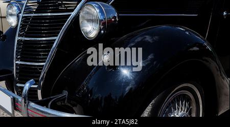 Scheinwerferlampe Oldtimer. Retro Auto Stockfoto