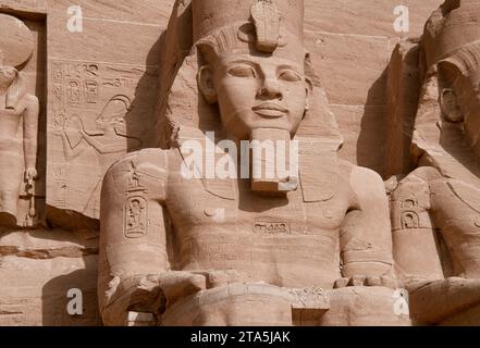 Der Ramses II. An der Hauptfassade des Abu Simbel Tempels in Ägypten wurde direkt in den Fels gehauen. Stockfoto