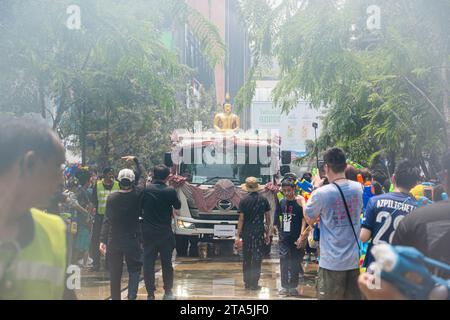 Siam Square, Bangkok, Thailand - 13. April, 2023. Songkran Festival, The Short Action of People nehmen an Feierlichkeiten zum thailändischen Neujahr oder Songkran in Sia Teil Stockfoto