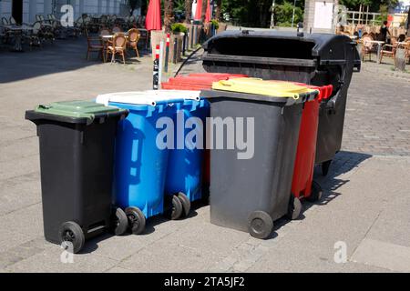 Bunte verschiedene Recycling-Mülltonnen und -Dosen, auf der Straße, Deutschland Stockfoto