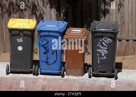 Bunte verschiedene Recycling-Mülltonnen und -Dosen, auf der Straße, Deutschland Stockfoto