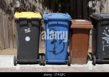 Bunte verschiedene Recycling-Mülltonnen und -Dosen, auf der Straße, Deutschland Stockfoto