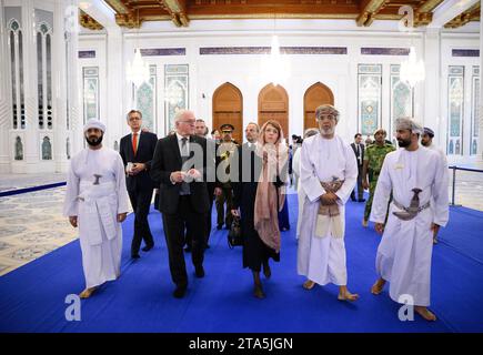 Maskat, Oman. November 2023. Bundespräsident Frank-Walter Steinmeier und seine Ehefrau Elke Büdenbender besuchen die große Sultan-Qabus-Moschee. Omans Hauptmoschee gilt als eines der wichtigsten Gebäude des Landes und als eine der größten Moscheen der Welt. Bundespräsident Steinmeier und seine Frau werden das Sultanat Oman im Rahmen ihrer viertägigen Reise in den Nahen Osten besuchen. Sie reisen dann weiter nach Katar. Quelle: Bernd von Jutrczenka/dpa/Alamy Live News Stockfoto