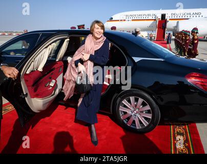 Maskat, Oman. November 2023. Elke Büdenbender, Ehefrau von Bundespräsident Steinmeier, verlässt am Flughafen Muscat vor ihrem Weiterflug nach Doha (Katar) eine Limousine. Bundespräsident Steinmeier und seine Frau besuchten das Sultanat Oman im Rahmen ihrer viertägigen Reise in den Nahen Osten. Quelle: Bernd von Jutrczenka/dpa/Alamy Live News Stockfoto