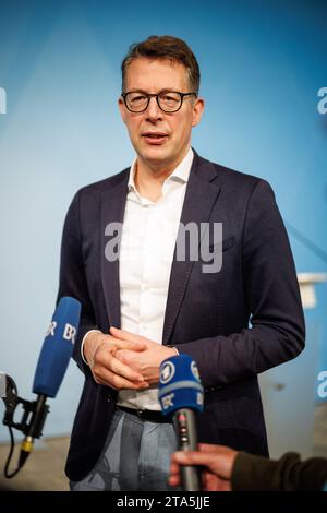 München, Deutschland. November 2023. Markus Blume (CSU), bayerischer Wissenschaftsminister, gibt ein Interview nach einer Pressekonferenz im Fürsten-Carl-Schloss nach einer Kabinettssitzung in der Bayerischen Staatskanzlei. Quelle: Matthias Balk/dpa/Alamy Live News Stockfoto