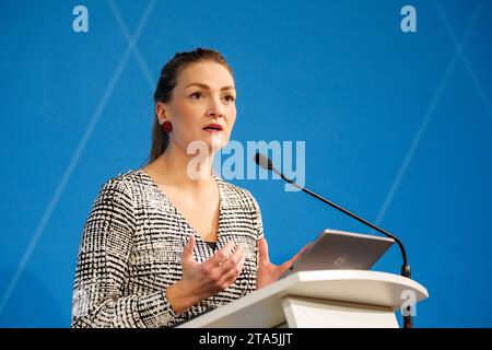 München, Deutschland. November 2023. Judith Gerlach (CSU), bayerische Gesundheitsministerin, spricht auf der Pressekonferenz im Prinz-Carl-Palais nach einer Kabinettssitzung im Bayerischen Staatskanzleramt. Quelle: Matthias Balk/dpa/Alamy Live News Stockfoto