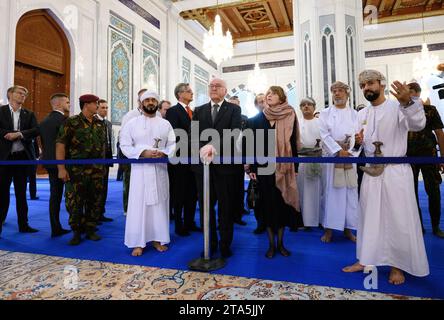 Maskat, Oman. November 2023. Bundespräsident Frank-Walter Steinmeier und seine Ehefrau Elke Büdenbender besuchen die große Sultan-Qabus-Moschee. Omans Hauptmoschee gilt als eines der wichtigsten Gebäude des Landes und als eine der größten Moscheen der Welt. Bundespräsident Steinmeier und seine Frau werden das Sultanat Oman im Rahmen ihrer viertägigen Reise in den Nahen Osten besuchen. Sie reisen dann weiter nach Katar. Quelle: Bernd von Jutrczenka/dpa/Alamy Live News Stockfoto