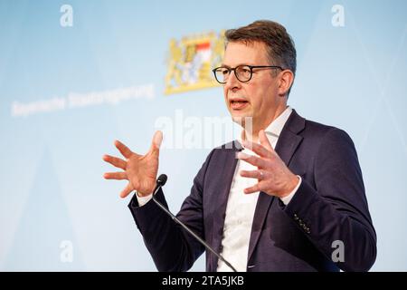 München, Deutschland. November 2023. Markus Blume (CSU), bayerischer Wissenschaftsminister, spricht auf der Pressekonferenz im Prinz-Carl-Palais nach einer Kabinettssitzung im Bayerischen Staatskanzleramt. Quelle: Matthias Balk/dpa/Alamy Live News Stockfoto