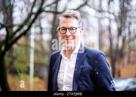 München, Deutschland. November 2023. Markus Blume (CSU), bayerischer Wissenschaftsminister, kommt nach einer Kabinettssitzung im Bayerischen Staatskanzleramt zur Pressekonferenz im Prinz-Carl-Palais. Quelle: Matthias Balk/dpa/Alamy Live News Stockfoto