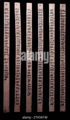 (231129) -- LANZHOU, 29. November 2023 (Xinhua) -- dieses undatierte Foto zeigt ein Werk von 'Jiandu'. „Jiandu“ sind Bambus- und Holzscheine, auf denen die alten Chinesen vor der Erfindung des Papiers mit Tinte und Pinseln schrieben. Das Gansu Jiandu Museum ist Chinas einziges Museum auf Provinzebene, das sich auf Bambus- und Holzschalen konzentriert. Es verfügt über eine Sammlung von fast 40.000 solcher Exponate aus der Qin-Dynastie (221-207 v. Chr.) und der Western Jin-Dynastie (265–317), und es beherbergt auch mehr als 10.000 andere Artefakte, darunter Papier, Textilien, Holzwaren, Lackwaren und Eisenwaren. (Gansu Jiandu Museum/Handout Stockfoto