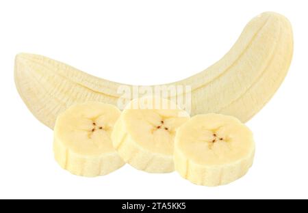 Stücke geschälter Bananen, isoliert auf weißem Hintergrund mit Schneidepfad Stockfoto