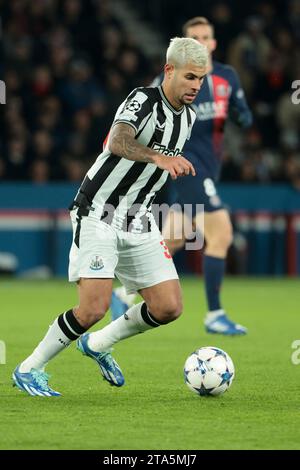 Paris, Frankreich. November 2023. Bruno Guimaraes aus Newcastle im Spiel während der UEFA Champions League, Gruppe F Fußballspiel zwischen Paris Saint-Germain und Newcastle United am 28. November 2023 im Parc des Princes Stadion in Paris, Frankreich - Foto Jean Catuffe/DPPI Credit: DPPI Media/Alamy Live News Stockfoto