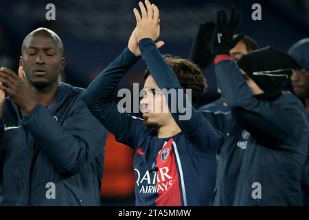 Paris, Frankreich. November 2023. Vitinha von PSG grüßt die Fans nach dem Fußballspiel der UEFA Champions League, Gruppe F zwischen Paris Saint-Germain und Newcastle United am 28. November 2023 im Parc des Princes Stadion in Paris, Frankreich - Foto Jean Catuffe/DPPI Credit: DPPI Media/Alamy Live News Stockfoto