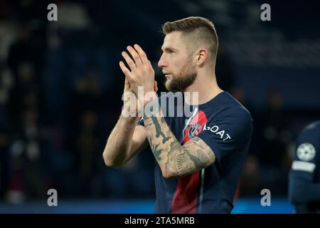 Paris, Frankreich. November 2023. Milan Skriniar von PSG grüßt die Fans nach dem Fußballspiel der UEFA Champions League, Gruppe F zwischen Paris Saint-Germain und Newcastle United am 28. November 2023 im Parc des Princes Stadion in Paris, Frankreich - Foto Jean Catuffe/DPPI Credit: DPPI Media/Alamy Live News Stockfoto