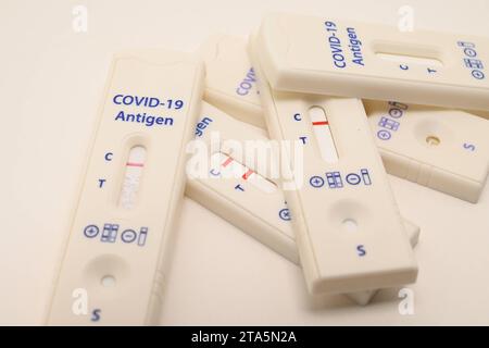 Stock- und Symbolbilder I 29.11.2023 Thema: Coronatest, Corona-Test, Corona-Test, Antigen-Test. Corona, Zahlen, Symptome, Impfung, neue Varianten, COVID-19 Hamburg Neugraben Hamburg Deutschland *** Stock- und Symbolbilder I 29 11 2023 Thema Corona-Test, Corona-Test, Corona-Test, Antigen-Test Corona, Zahlen, Symptome, Impfung, neue Varianten, COVID 19 Hamburg Neugraben Hamburg Deutschland Copyright: xLobeca/FelixxSchlikisx Credit: Imago/Alamy Live News Stockfoto