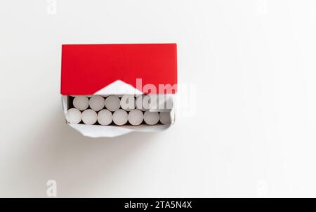 Zigaretten in einer offenen rot-weißen Packung auf einem hellen Tisch Stockfoto