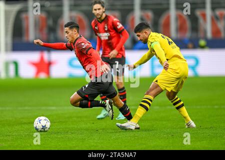 Tijjani Reijnders (Mailand)Emre Can (Borussia Dortmund) während des UEFA Champions League-Spiels zwischen Mailand 1-3 Borussia Dortmund im Giuseppe Meazza Stadium am 28. November 2023 in Mailand. Quelle: Maurizio Borsari/AFLO/Alamy Live News Stockfoto