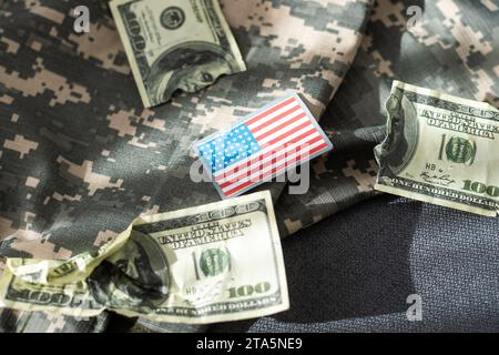 USA-Flagge und Geld. Bargeld für VA Darlehen von US-Angelegenheiten der Veteranen. Stockfoto