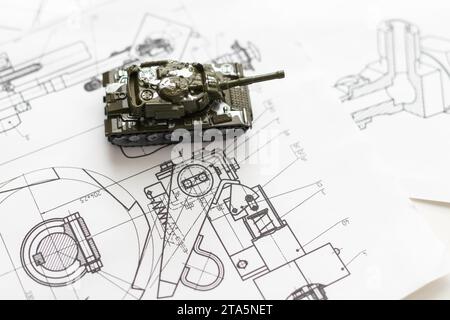 Der Spielzeugtank liegt auf dem Tisch. Kinderspielzeug-Militärpanzer Stockfoto