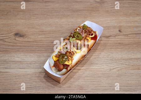 Spezieller Hotdog in Bastelbox auf Holztisch Stockfoto