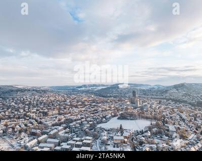 Die thüringische Universitätsstadt Jena bedeckt von Neuschnee. Luftaufnahme. Im Vordergrund der Friedensberg. Im Hintergrund das Stadtzentrum mit Jentower. Dahinter der Jenzig. *** Die thüringische Universitätsstadt Jena frisch verschneit Luftaufnahme im Vordergrund der Friedensberg im Hintergrund die Innenstadt mit Jentower dahinter die Jenzig Credit: Imago/Alamy Live News Stockfoto