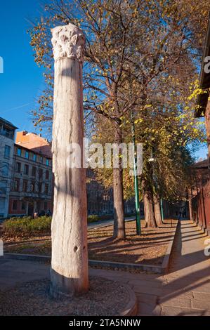 Italien, Lombardei, Mailand, Colonna del Diavolo, Teufelssäule, Legende besagt, dass zwei Löcher durch das Klopfen der Teufelshörner verursacht wurden Stockfoto