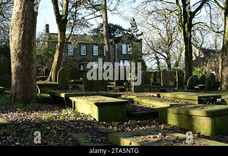 Haworth Parsonage und Friedhof in Herbstfarben, West Yorkshire Stockfoto