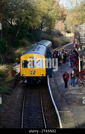 Dieselzug am Motorschuppen im Herbst fährt Haworth Railway Station, Keighley und Worth Valley Railway, West Yorkshire Stockfoto