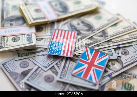 Flagge des Vereinigten Königreichs in einer Vielzahl von amerikanischen Banknoten zu stecken. (Serie) Stockfoto