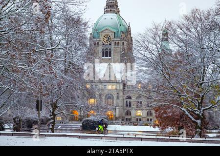 Niedersachsen, Hannover, Wintereinbruch in der Landeshauptstadt, Winter, Wetter, Neues Rathaus im Schnee, Schnee, *** Niedersachsen, Hannover, Wintereinbruch in der Landeshauptstadt, Winter, Wetter, Neues Rathaus im Schnee, Schnee, Credit: Imago/Alamy Live News Stockfoto