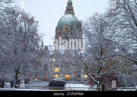 Niedersachsen, Hannover, Wintereinbruch in der Landeshauptstadt, Winter, Wetter, Neues Rathaus im Schnee, Schnee, *** Niedersachsen, Hannover, Wintereinbruch in der Landeshauptstadt, Winter, Wetter, Neues Rathaus im Schnee, Schnee, Credit: Imago/Alamy Live News Stockfoto