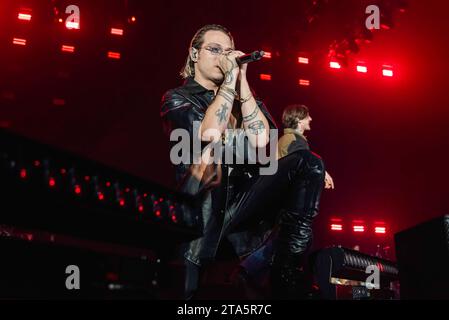 Neapel, Salerno, Italien. November 2023. Irama alias Filippo Maria Fanti tritt während der Irama & rKomi „No Stress Tour“ live in Palapartenope am 28. November 2023 in Neapel auf (Foto: © Francesco Luciano/ZUMA Press Wire). Nicht für kommerzielle ZWECKE! Stockfoto