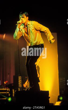 BRETT ANDERSON, WILDLEDERBAND, 1994: Brett Anderson von Suede auf der Dog man Star UK Tour am 20. Dezember 1994 im Newport Centre in Wales. Dies war eine der ersten Live-Auftritte, die Suede mit ihrem neuen Gitarristen Richard Oakes gab. Foto: Rob Watkins Stockfoto