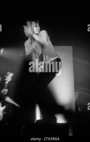 BRETT ANDERSON, WILDLEDERBAND, 1994: Brett Anderson von Suede auf der Dog man Star UK Tour am 20. Dezember 1994 im Newport Centre in Wales. Dies war eine der ersten Live-Auftritte, die Suede mit ihrem neuen Gitarristen Richard Oakes gab. Foto: Rob Watkins Stockfoto