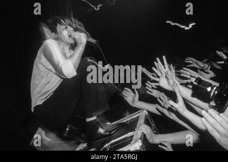 BRETT ANDERSON, WILDLEDERBAND, 1994: Brett Anderson von Suede auf der Dog man Star UK Tour am 20. Dezember 1994 im Newport Centre in Wales. Dies war eine der ersten Live-Auftritte, die Suede mit ihrem neuen Gitarristen Richard Oakes gab. Foto: Rob Watkins Stockfoto