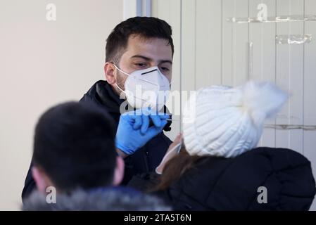 Zagreb, Kroatien. November 2023. Menschen stehen in der Schlange für Tests auf Keuchhusten auf dem Testgelände in der Montageanlage vor dem Kroatischen Institut für öffentliche Gesundheit in Zagreb, Kroatien am 29. November 2023. Foto: Sanjin Strukic/PIXSELL Credit: Pixsell/Alamy Live News Stockfoto