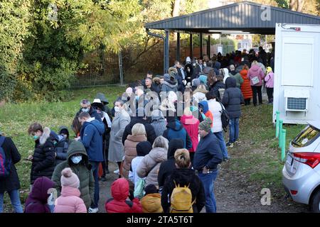 Zagreb, Kroatien. November 2023. Menschen stehen in der Schlange für Tests auf Keuchhusten auf dem Testgelände in der Montageanlage vor dem Kroatischen Institut für öffentliche Gesundheit in Zagreb, Kroatien am 29. November 2023. Foto: Sanjin Strukic/PIXSELL Credit: Pixsell/Alamy Live News Stockfoto