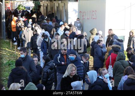 Zagreb, Kroatien. November 2023. Menschen stehen in der Schlange für Tests auf Keuchhusten auf dem Testgelände in der Montageanlage vor dem Kroatischen Institut für öffentliche Gesundheit in Zagreb, Kroatien am 29. November 2023. Foto: Sanjin Strukic/PIXSELL Credit: Pixsell/Alamy Live News Stockfoto