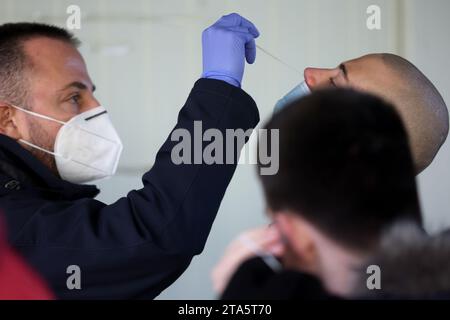 Zagreb, Kroatien. November 2023. Menschen stehen in der Schlange für Tests auf Keuchhusten auf dem Testgelände in der Montageanlage vor dem Kroatischen Institut für öffentliche Gesundheit in Zagreb, Kroatien am 29. November 2023. Foto: Sanjin Strukic/PIXSELL Credit: Pixsell/Alamy Live News Stockfoto