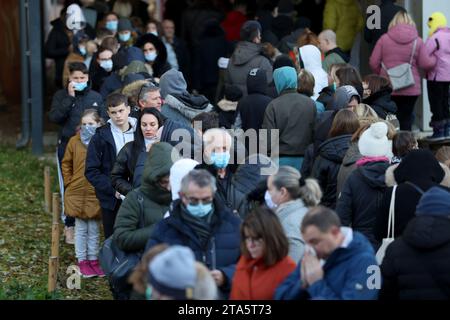 Zagreb, Kroatien. November 2023. Menschen stehen in der Schlange für Tests auf Keuchhusten auf dem Testgelände in der Montageanlage vor dem Kroatischen Institut für öffentliche Gesundheit in Zagreb, Kroatien am 29. November 2023. Foto: Sanjin Strukic/PIXSELL Credit: Pixsell/Alamy Live News Stockfoto