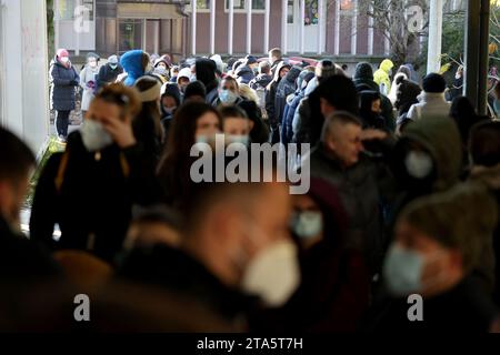 Zagreb, Kroatien. November 2023. Menschen stehen in der Schlange für Tests auf Keuchhusten auf dem Testgelände in der Montageanlage vor dem Kroatischen Institut für öffentliche Gesundheit in Zagreb, Kroatien am 29. November 2023. Foto: Sanjin Strukic/PIXSELL Credit: Pixsell/Alamy Live News Stockfoto