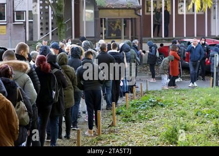 Zagreb, Kroatien. November 2023. Menschen stehen in der Schlange für Tests auf Keuchhusten auf dem Testgelände in der Montageanlage vor dem Kroatischen Institut für öffentliche Gesundheit in Zagreb, Kroatien am 29. November 2023. Foto: Sanjin Strukic/PIXSELL Credit: Pixsell/Alamy Live News Stockfoto