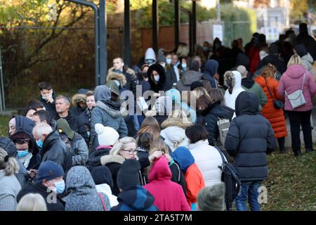 Zagreb, Kroatien. November 2023. Menschen stehen in der Schlange für Tests auf Keuchhusten auf dem Testgelände in der Montageanlage vor dem Kroatischen Institut für öffentliche Gesundheit in Zagreb, Kroatien am 29. November 2023. Foto: Sanjin Strukic/PIXSELL Credit: Pixsell/Alamy Live News Stockfoto