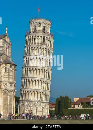 Italien, Toskana - 6. Oktober 2023: Touristen besuchen den Turm und die Kathedrale von Pisa in Italien Stockfoto