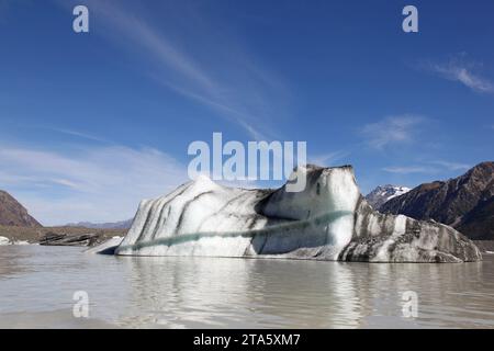 Dieser Eisberg befindet sich im Tasman Lake am Terminal des riesigen Tasman Glacier - Neuseeland. Dieser Gletscher-Terminal-See ist einer der wenigen im Th Stockfoto