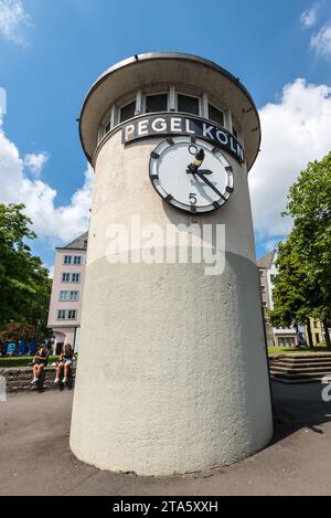 Köln, Deutschland - 11. Juni 2022: Der Pegel Köln liegt am linken Rheinufer, nördlich des Kölner Altstadts Stockfoto