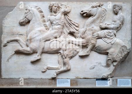 London, Großbritannien - 18. April 2022: Ein Teil der Elgin Marbles, eine Sammlung griechischer Skulpturen aus dem Parthenon in Athen, umstritten entfernt von Stockfoto